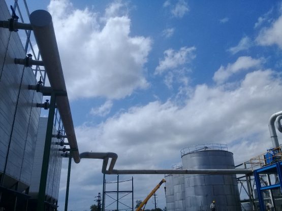 Fabricación y montaje de torre de enfriamiento en la destilería de alcohol del Ingenio Leales.