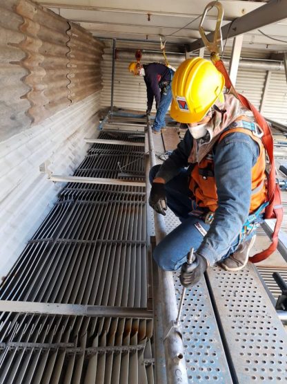en obra trabajando seguridad linea de vida elementos epp
